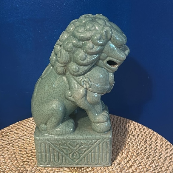 Vintage Fu Dog Ceramic Statuette with Celadon Green Crackle Finish 10.5” - Picture 4 of 6